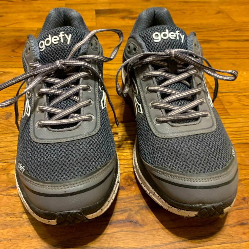 Men’s G-Defy like NEW athletic shoe size 10